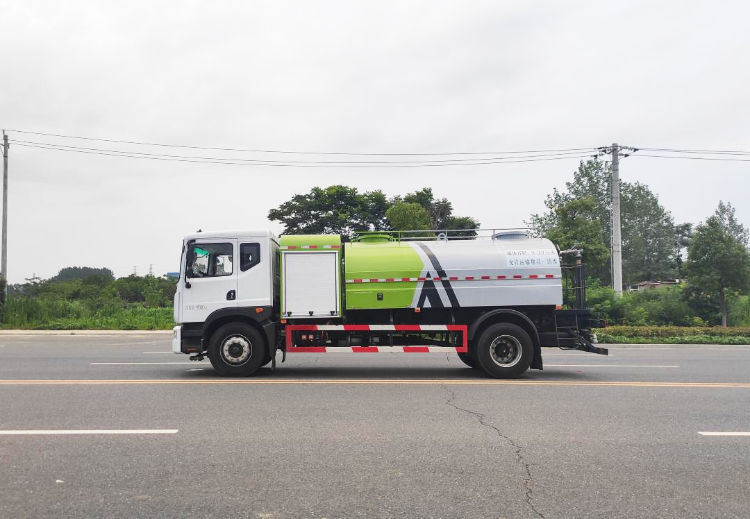 東風11方純電動灑水車